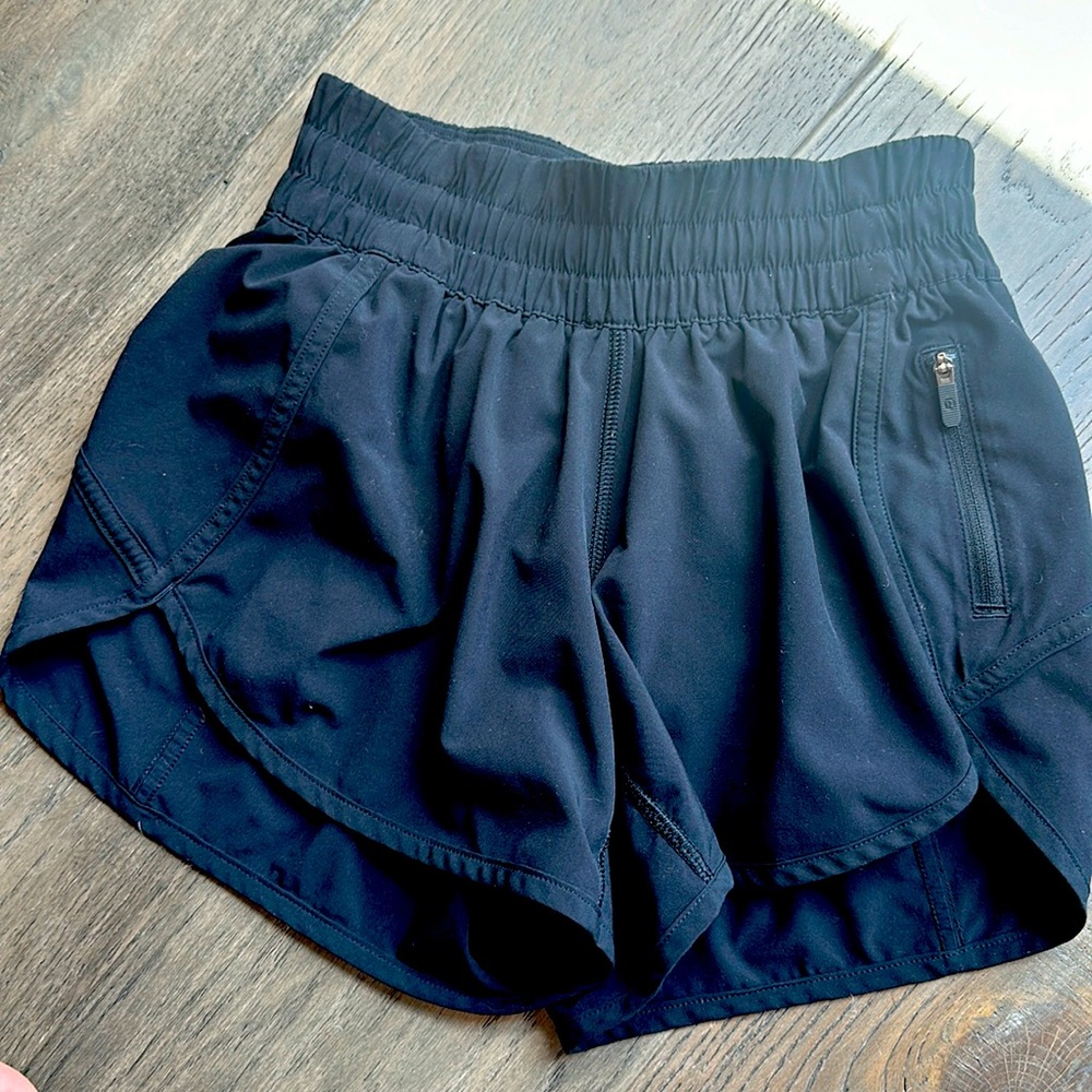 Black size 4 LuLu hotty hot shorts 2.5”